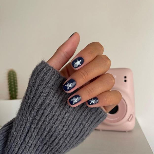 Una manicura con estrellas.