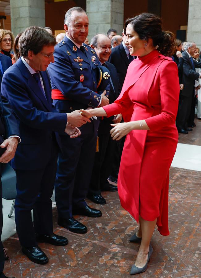 Isabel Díaz Ayuso con un vestido rosa de Victoria. / GTRES