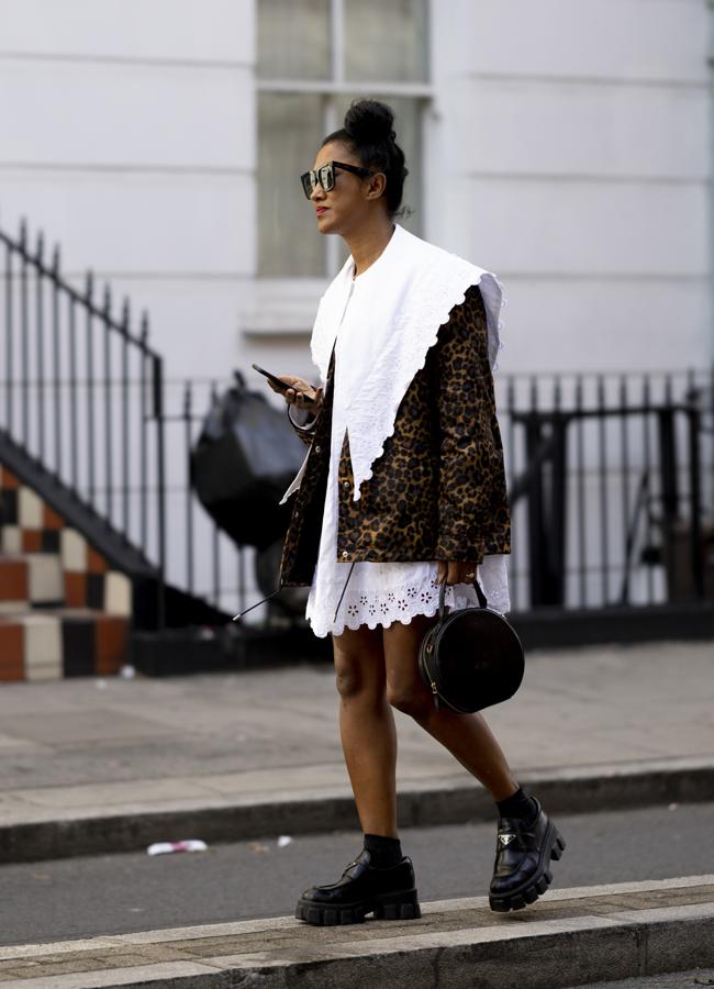 Una mujer con chaqueta de animal print. Foto: Launchmetrics spotlight