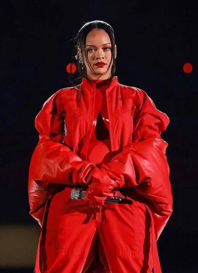 Rihanna en la Superbowl 2023. Foto: Getty.