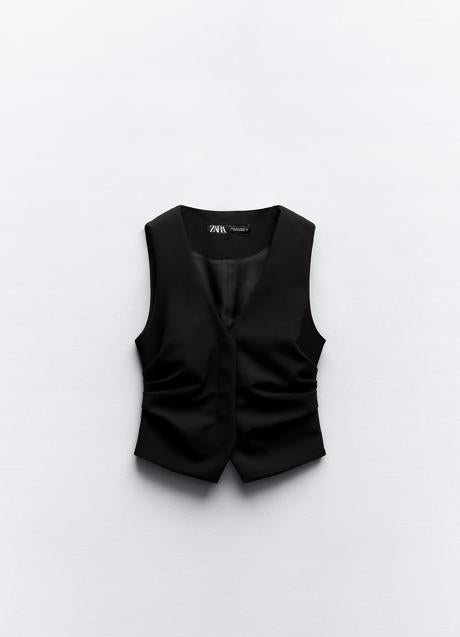 Chaleco negro de Zara (29,99 euros)