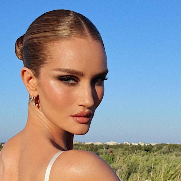 Rosie Huntington-Whiteley con moño pulido elegante