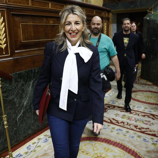 Yolanda Díaz con un look con blazer y blusa blanca.