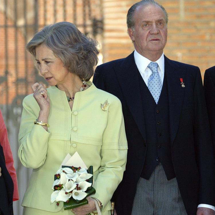 Cuándo dejaron los eméritos de hacerse foto oficial para su felicitación de Navidad: separados, enfadados y sin disimulos