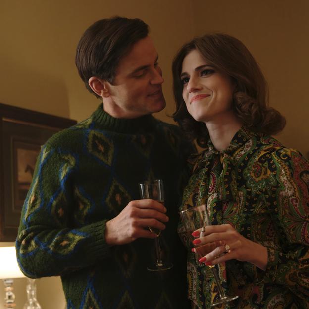 Matt Bomer y Alison Williams en una imagen de Fellow Travelers. 