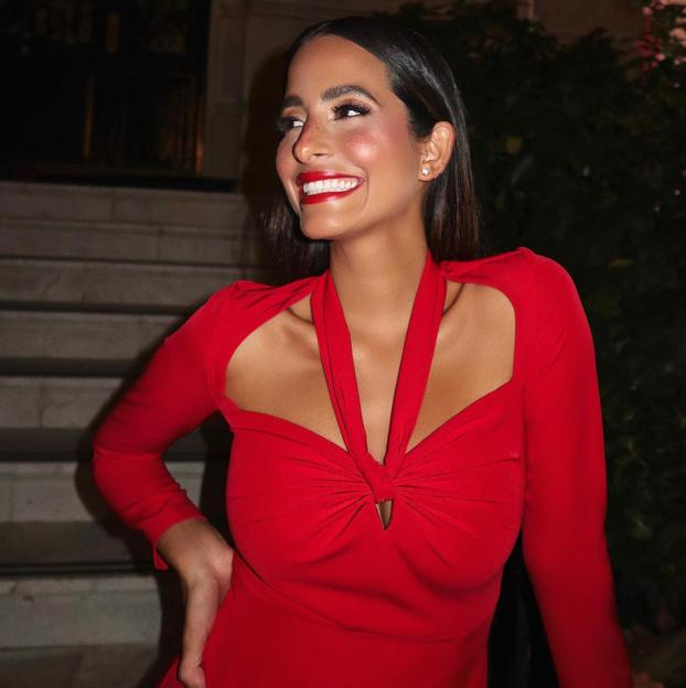 Influencer María Fernández-Rubíes con look rojo navideño