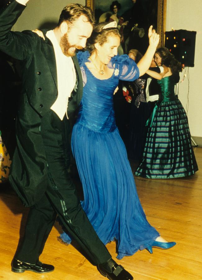 Una de las escasas fotos que tenemos de la infanta Elena en una fiesta, bailando animadamente. (FOTO: GTRES)