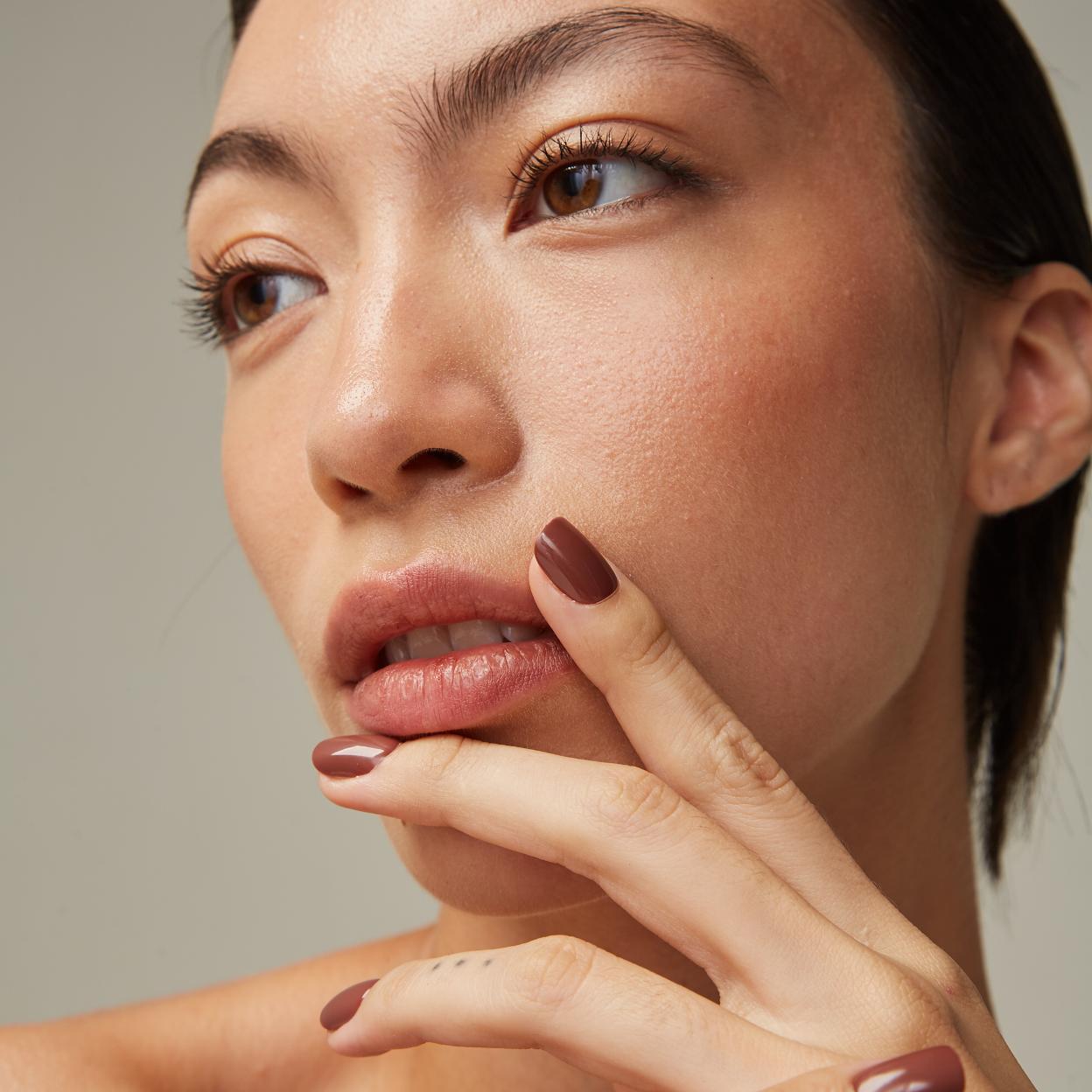 Una modelo con las uñas press on./Slek Beauty