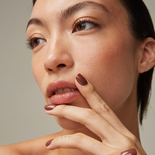 Una modelo con las uñas press on.