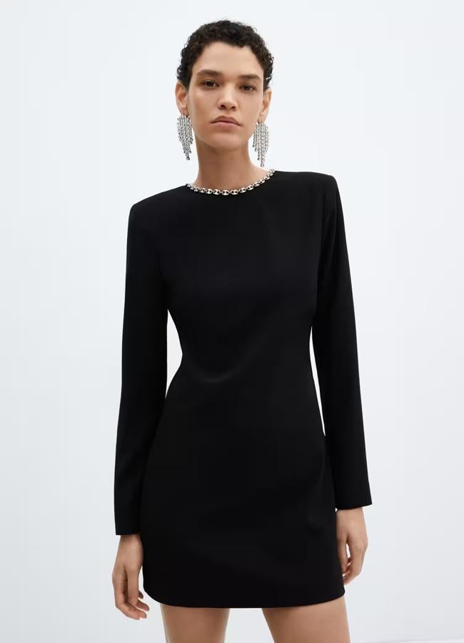 Vestido negro con cadena, 49,99 euros.