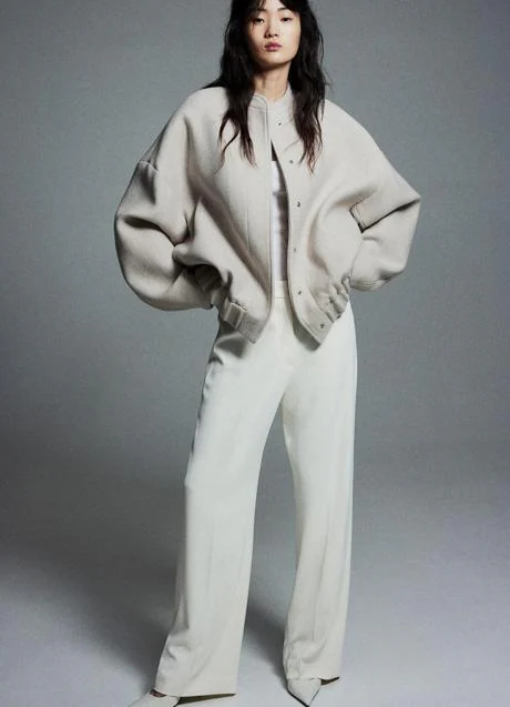 Los pantalones beige son los nuevos pantalones blancos, palabra de Elsa  Hosk - Looks en Bekia Moda