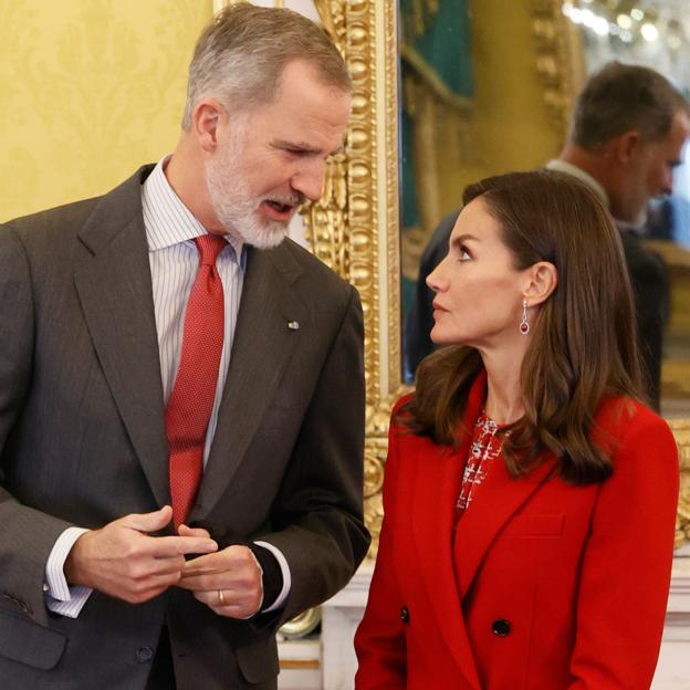 Quiénes son los amigos de Felipe VI con los que el rey hace planes al margen de Letizia