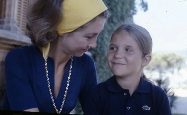 Un momento de complicidad de Elena con su madre, la reina Sofía, en Marivent. 