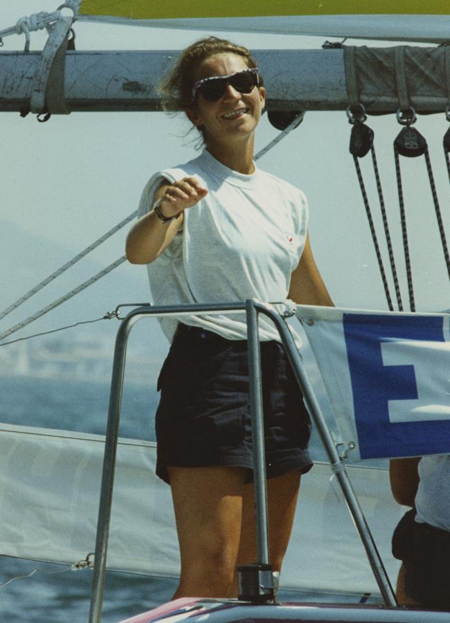 Elena de Borbón es una gran aficionada a los deportes náuticos. Aquí, navegando con los 30 recién cumplidos. (FOTO: ARCHIVO ABC)