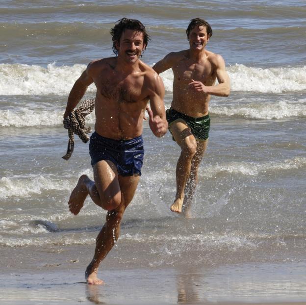 Jonathan Bailey y Matt Bomer en una imagen de Compañeros de ruta (Fellow Travelers).