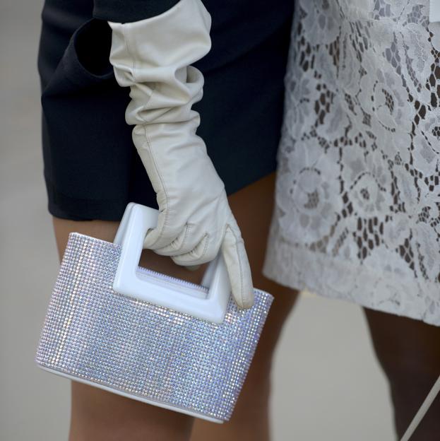 Imagen de Street Style con guantes blancos de piel