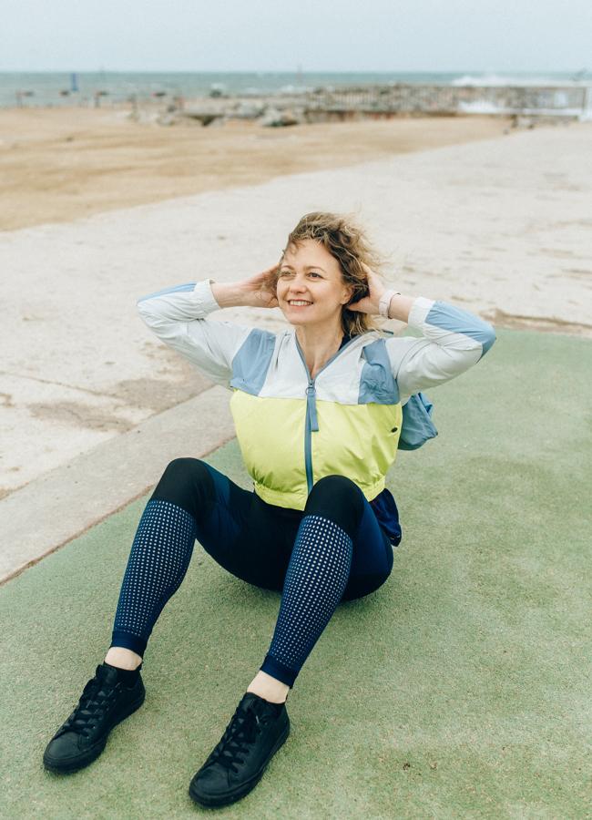 Mujer haciendo abdominales. / PEXELS