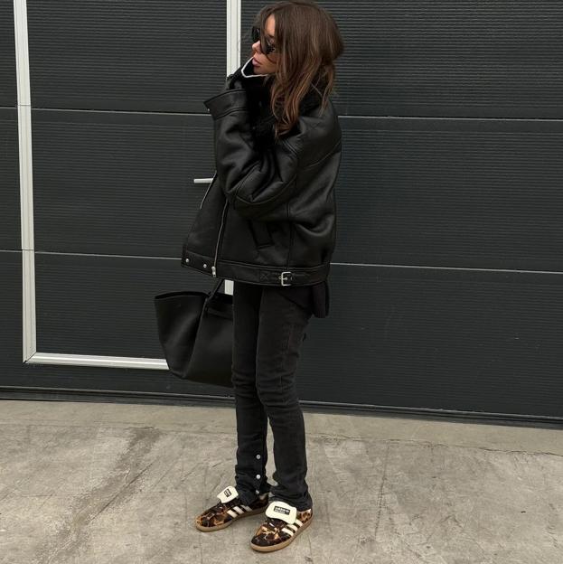 Look total black con zapatillas de leopardo