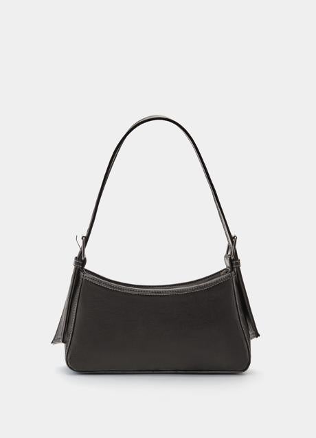 Bolso negro de hombro de Pull & Bear (17,99 euros)