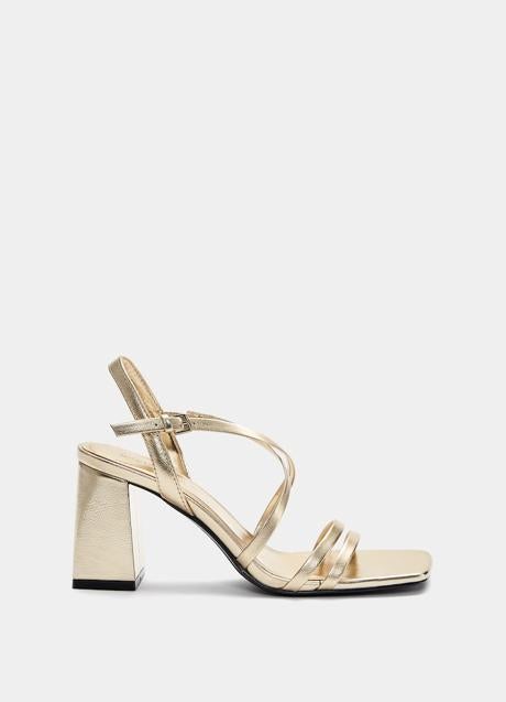 Sandalias doradas de Pull & Bear (25,99 euros)