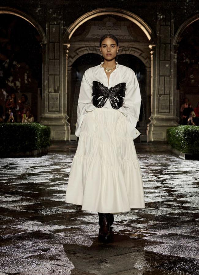 Look del desfile Resort 24 que Maria Grazia Chiuri ideó para Dior, con México como fuente de inspiración.