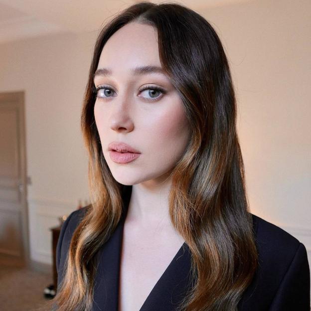 Alycia Debnam con maquillaje de ojos grises