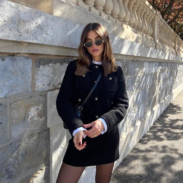 Influencer con chaqueta sofisticada