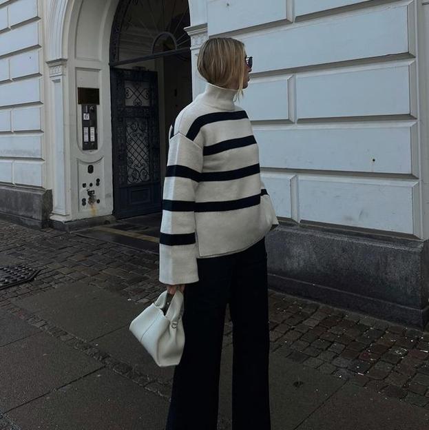 Una influencer con un bolso de Polène.