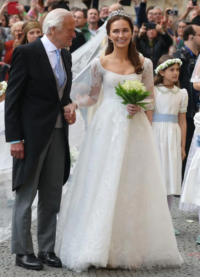 Diez vestidos de novia románticos de encaje y tul similares al de Carolina  Herrera que lució Tamara Falcó
