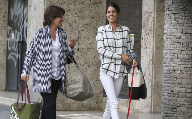 Sofía Barroso y su hija, Sofía Palazuelo, disfrutan de un paseo por las calles de Madrid. 