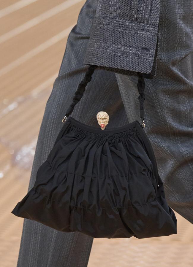 Los nuevos it bags de Prada llevan un detalle del que todo el mundo habla: una cabeza adornando su broche. Foto: Cortesía.