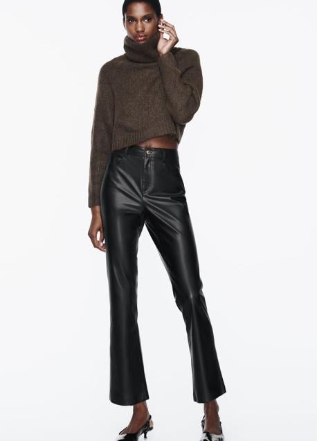 Pantalón efecto cuero de Zara (25,99 euros)