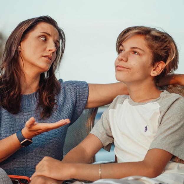 Madre e hijo adolescente discutiendo. 