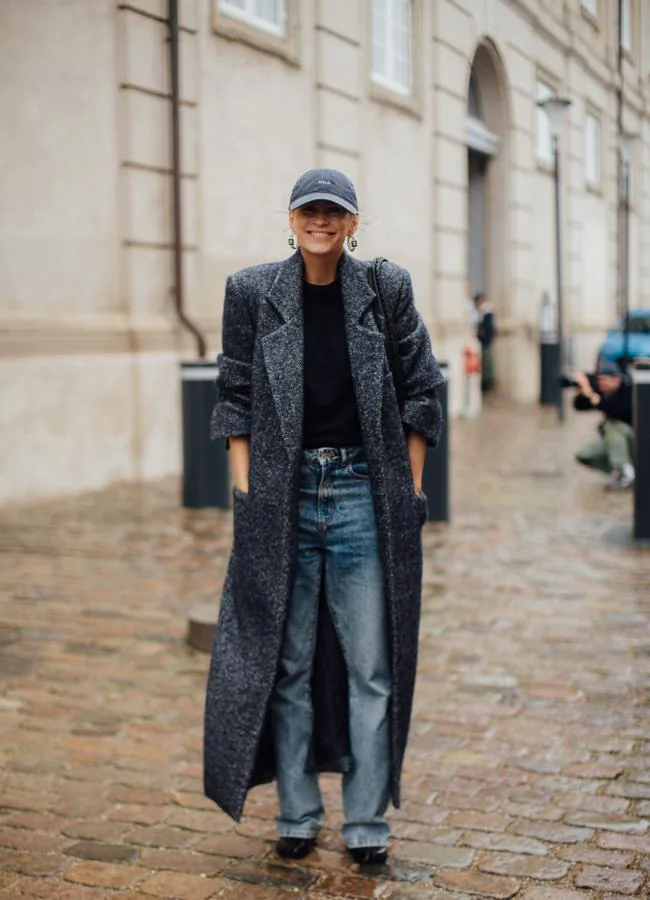 Look effortless luxury visto en el street style de la Semana de la Moda de Copenhague. Foto: Launchmetrics Spotlight.