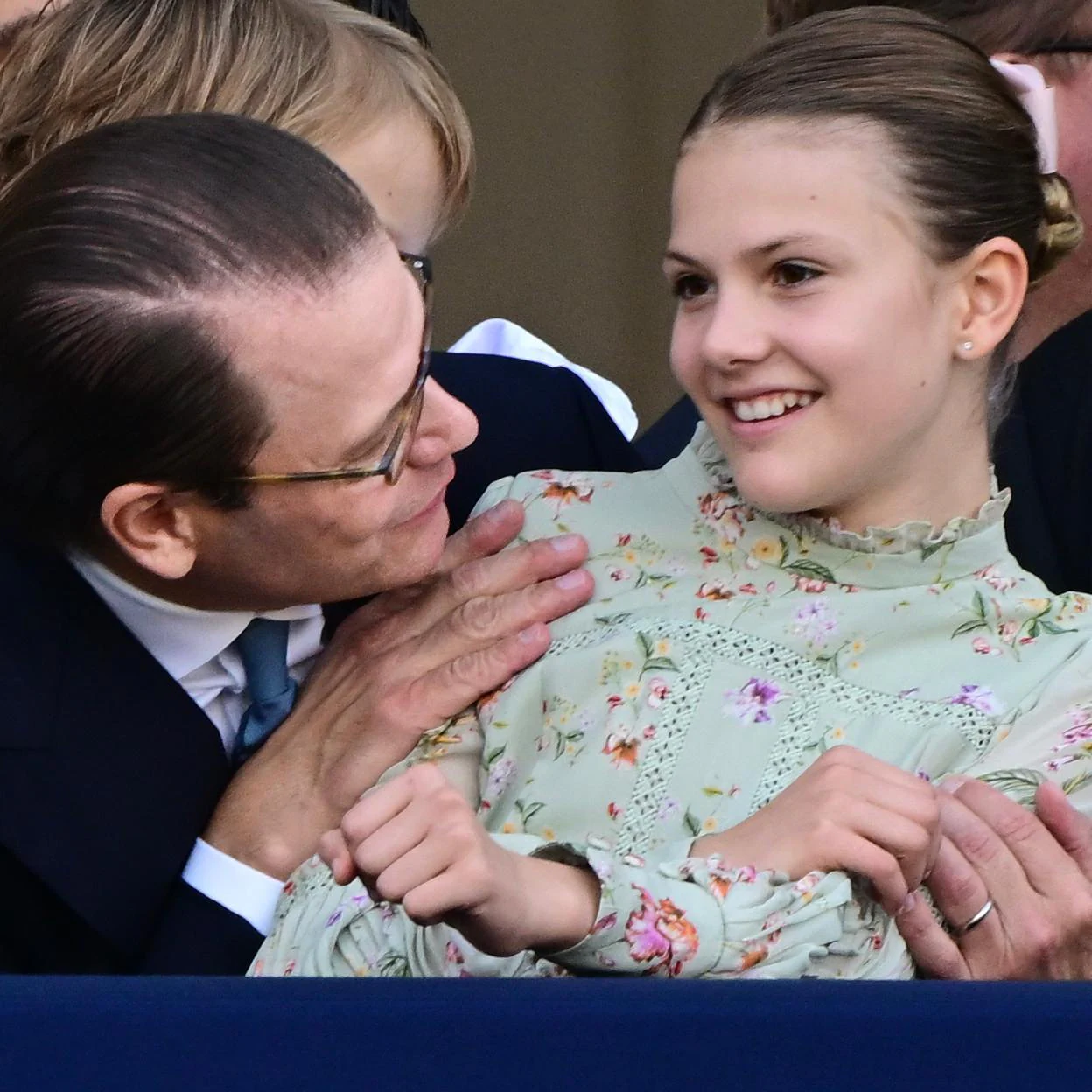 La princesa Estelle junto a su padre Daniel de Suecia./GTres