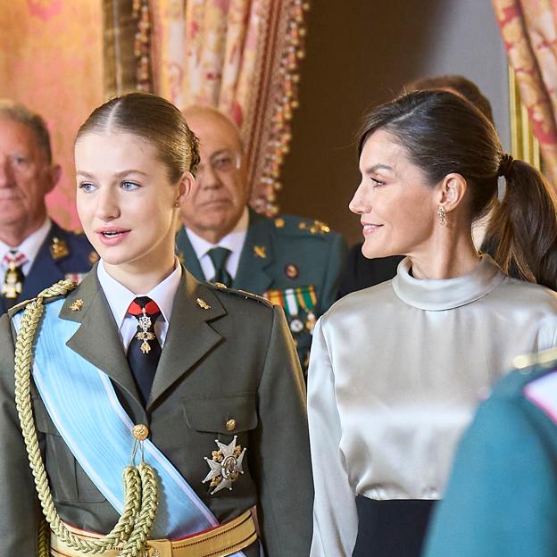 Letizia mira a Leonor muy sonriente.