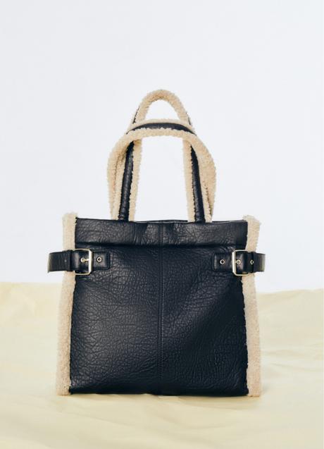 Bolso negro de Stradivarius (29,99 euros)