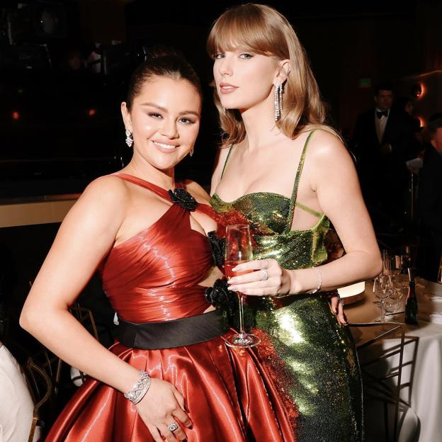 Tanto Taylor Swift como Selena Gomez acudieron a la gala de entrega de los Globos de Oro sin sus novios. 