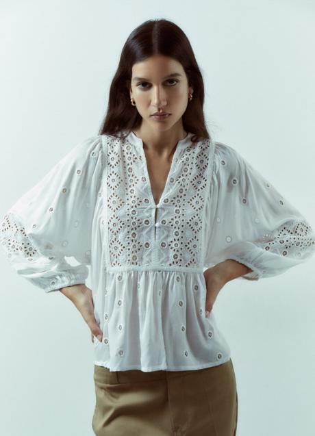 Blusa blanca de Sfera (29,99 euros)