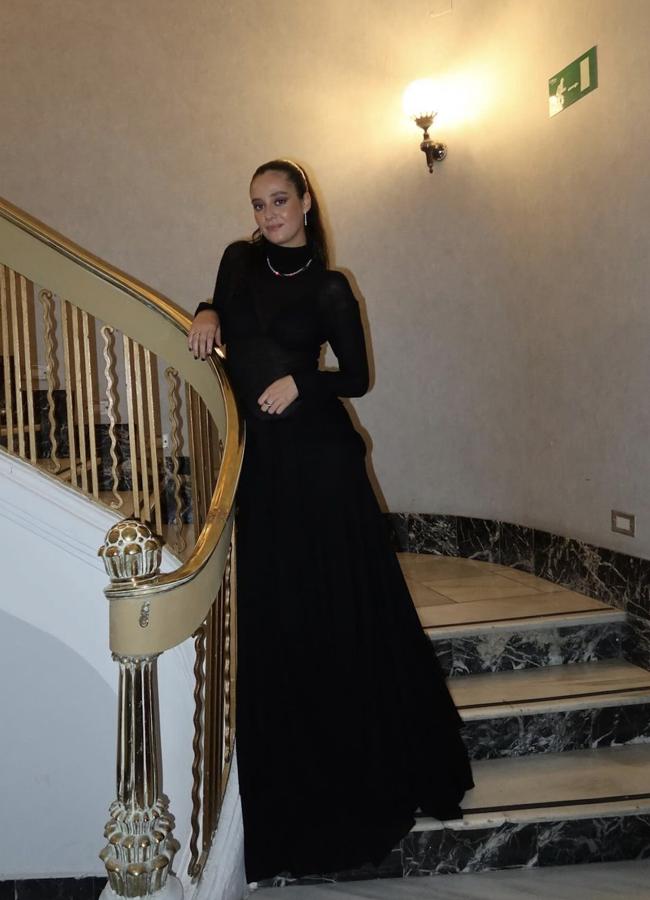 Victoria Federica lució en la fiesta de cumpleaños del rey Juan Carlos un vestido negro de Chaaro Ruiz que ya había lucido la reina Letizia en 2020. En la foto, con otro vestido negro en una fiesta en Madrid. 