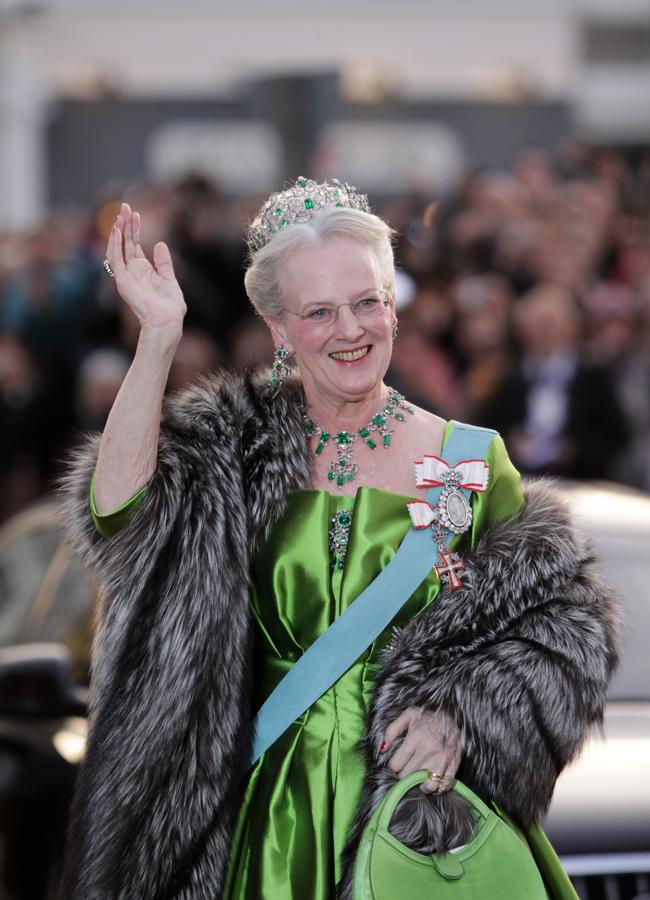 La reina Margarita luciendo la parure de esmeraldas. / GTRES