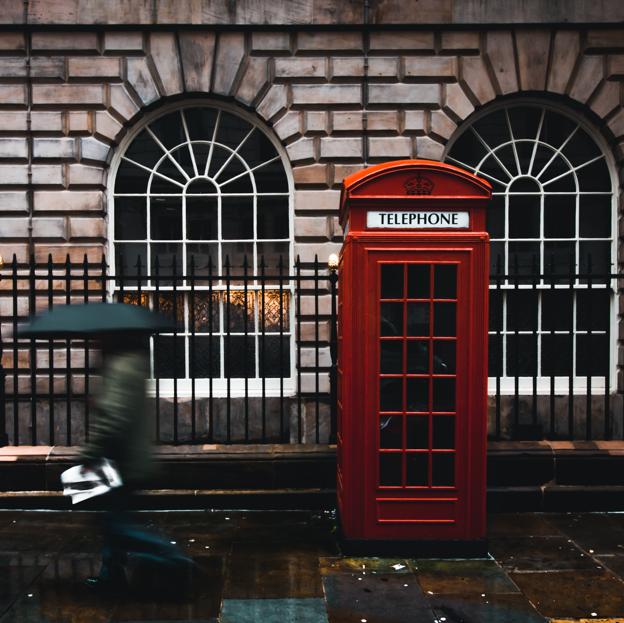 La mítica cabina de teléfonos que encontramods en Londres es posterior a la época victoriana, pero el teléfono de su interior dio entonces sus primeros pasos.