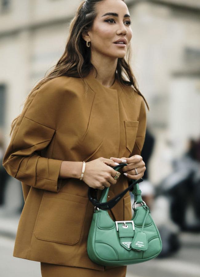 Estilismo camel por completo con un bolso verde que es todo un acierto.