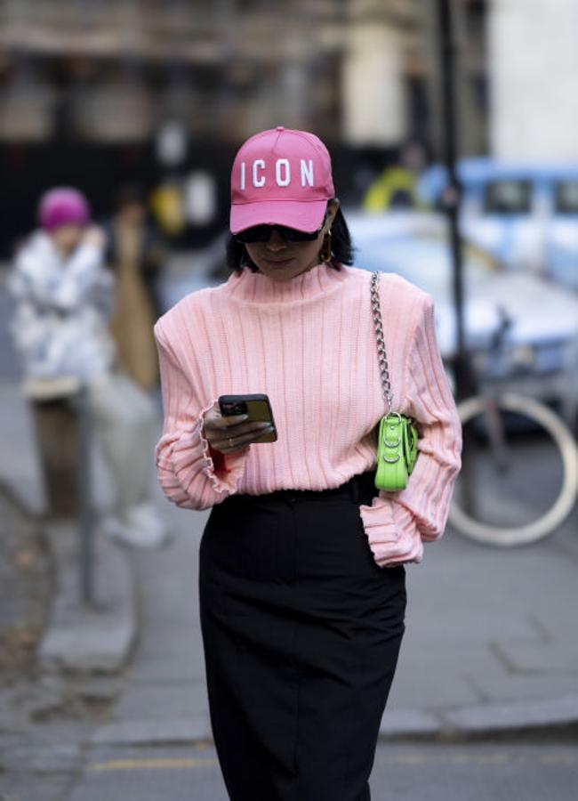 Look que combina a la perfección el rosa Barbie con el verde.
