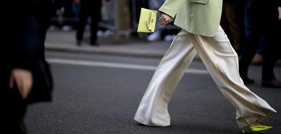 Cómo llevar baggy jeans blancos a la oficina en marzo 2024 según tendencias