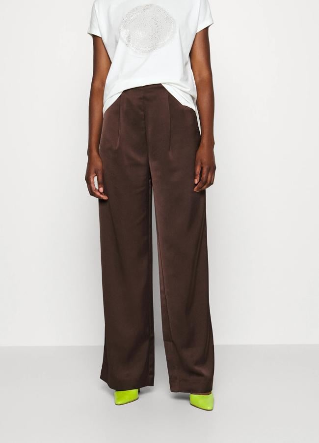 Pantalones con efecto satinado de Anna Field, 19,99 euros.