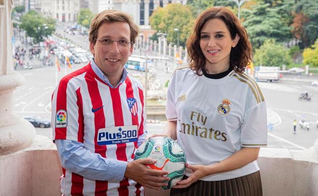 Martínez-Almeida con la camiseta del Atlético de Madrid y Díaz Ayuso con la del Real Madrid. 