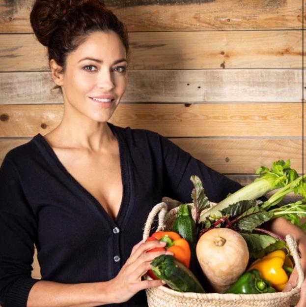 La nutricionista Patricia Pérez posando con un cesto lleno de verdura. 