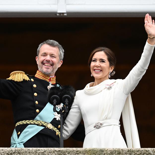 El elegantísimo look blanco con capa de Mary de Dinamarca en la proclamación de Federico X y su significado oculto