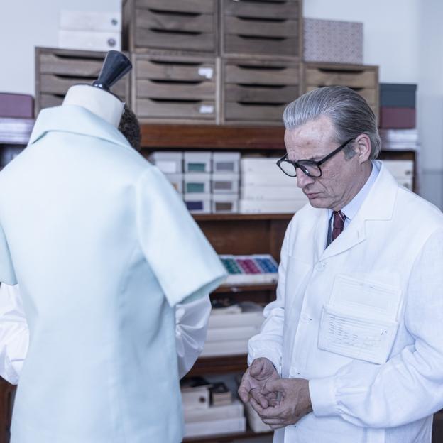 Alberto San Juan como Cristóbal Balenciaga en una imagen del biopic sobre el modisto vasco.